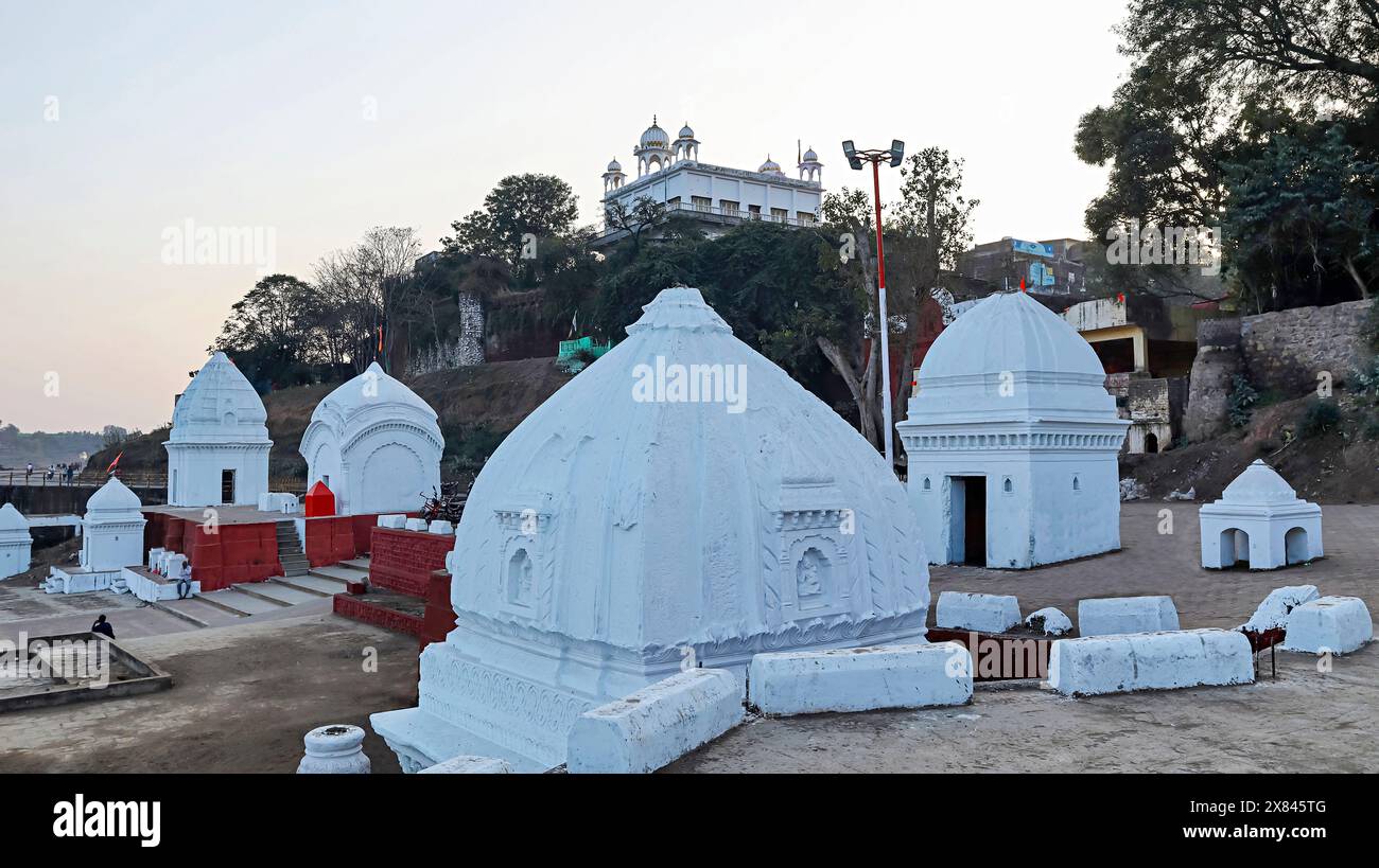 Weiße Hindu-Tempel am Raj Ghat, Tapi River, Burhanpur, Madhya Pradesh, Indien. Stockfoto
