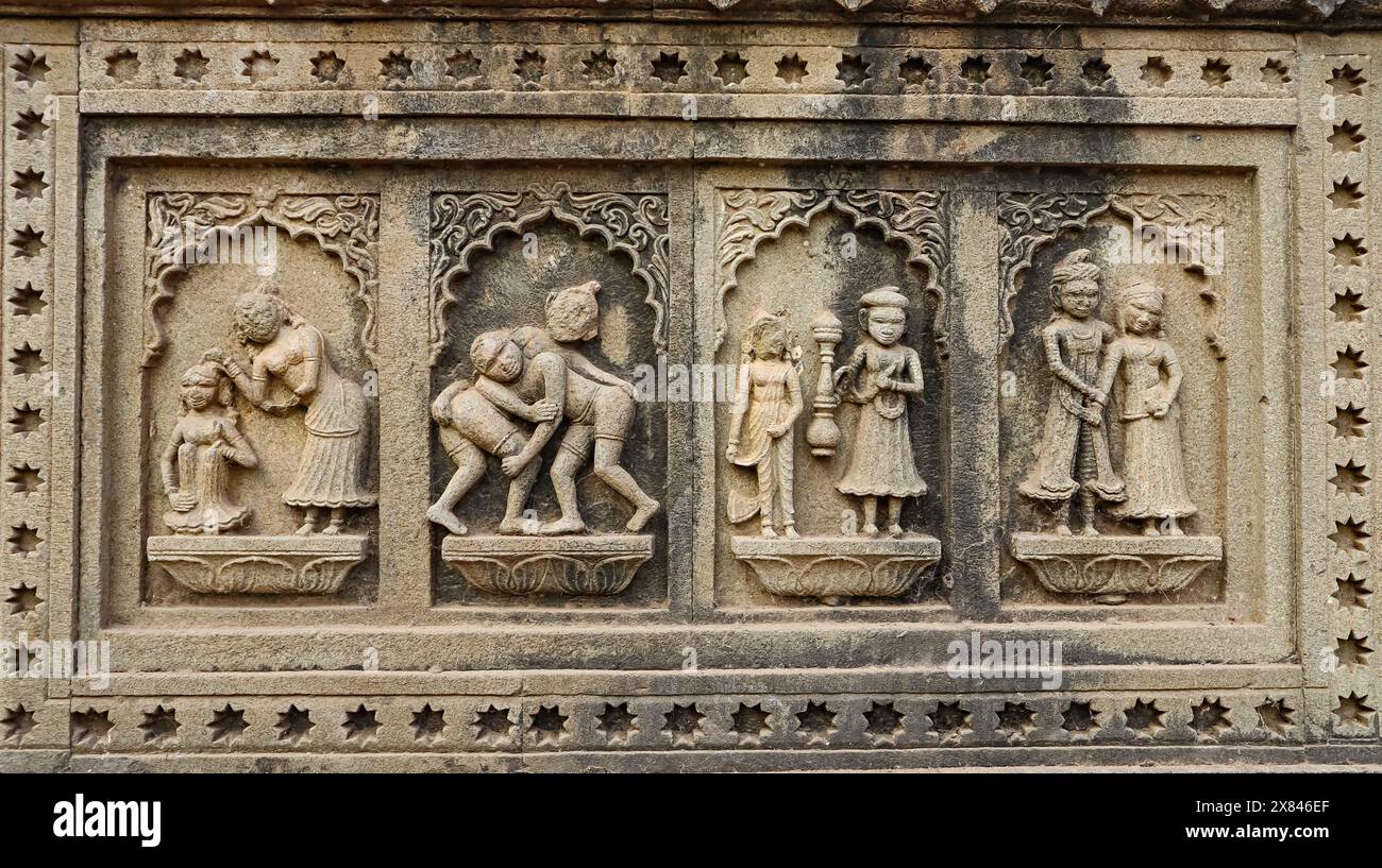 Schnitzereien hinduistischer Traditionen und Sport auf dem Fort Ahilya Devi Maheshwar, Madhya Pradesh, Indien. Stockfoto