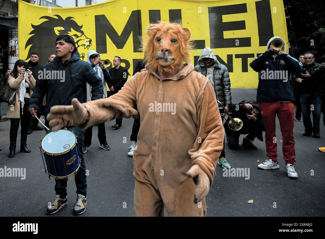 Buenos Aires, Argentinien. Mai 2024. Anhänger des argentinischen Präsidenten Milei treffen in einem Stadion ein, um sein Buch „Kapitalismus, Sozialismus und die neoklassische Falle“ in Buenos Aires, Argentinien, zu präsentieren. Quelle: Cristina Sille/dpa/Alamy Live News Stockfoto