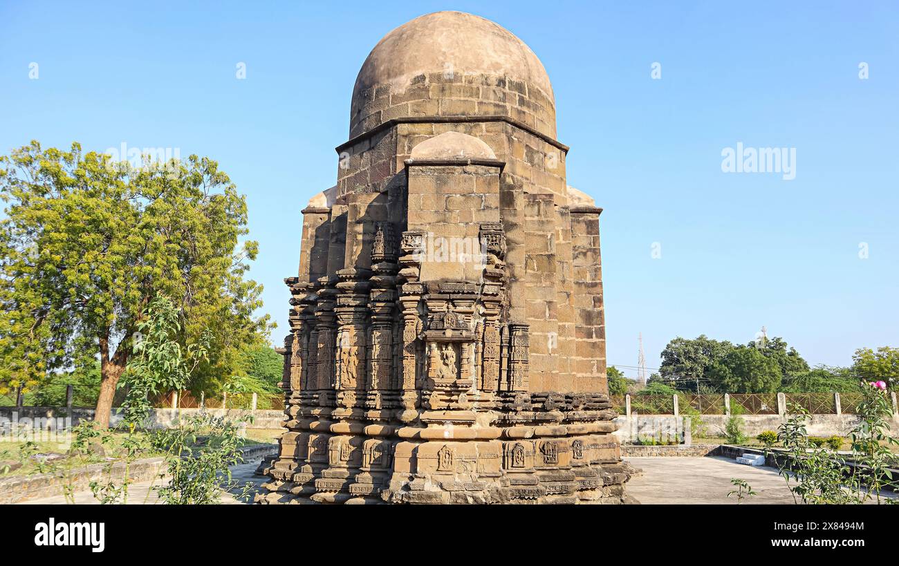 Blick auf den schwer beschädigten Shri Ballaleshwara Tempel aus dem 11. Jahrhundert, der Lord Shiva, UN, Khargone, Madhya Pradesh, Indien gewidmet ist. Stockfoto