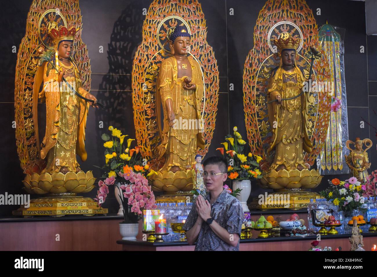 Bandung Regency, West Java, Indonesien. Mai 2024. Indonesische Buddhisten führen Gebetsrituale zum Gedenken an den Vesak-Tag im Avalokitesvara Vipassana Graha-Tempel in Bandung Regency durch. Der Vesak-Tag ist ein Tag der Feier zum Gedenken an die Geburt, Erleuchtung und Tod des Buddha. (Kreditbild: © Dimas Rachmatsyah/ZUMA Press Wire) NUR REDAKTIONELLE VERWENDUNG! Nicht für kommerzielle ZWECKE! Stockfoto