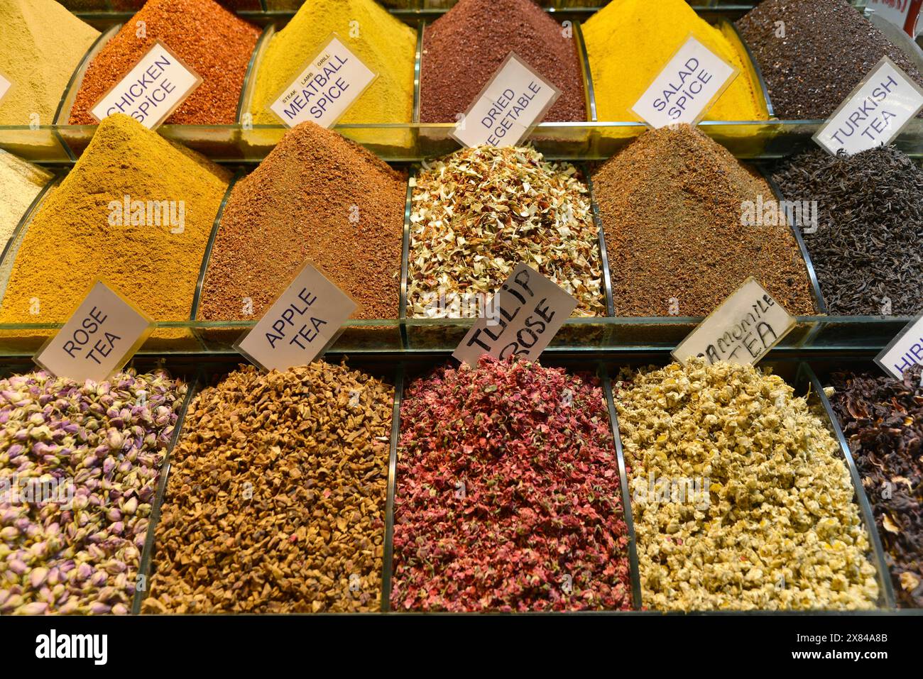 Istanbul, Provinz Istanbul, Türkei, Asien, bunte Gewürz- und Teeblätter auf einem Markt mit Etiketten in verschiedenen Farben Stockfoto