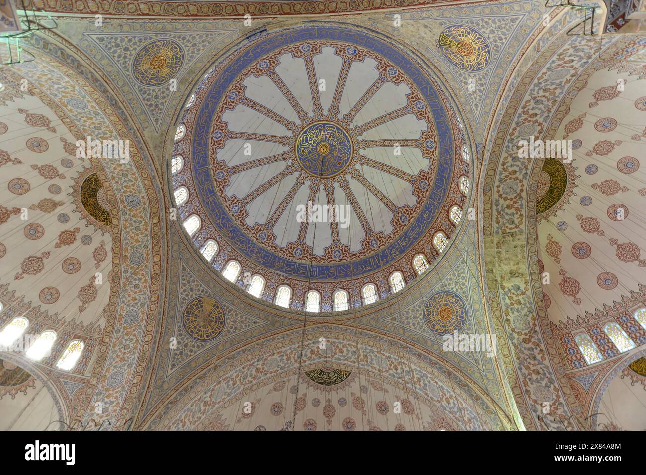 Fatih-Moschee, Fatih Camii, Eroberungsmoschee, Fatih-Viertel, Istanbul, europäischer Teil, Türkei, Asien, ein kunstvoller Deckenblick auf eine Moschee mit reich Stockfoto