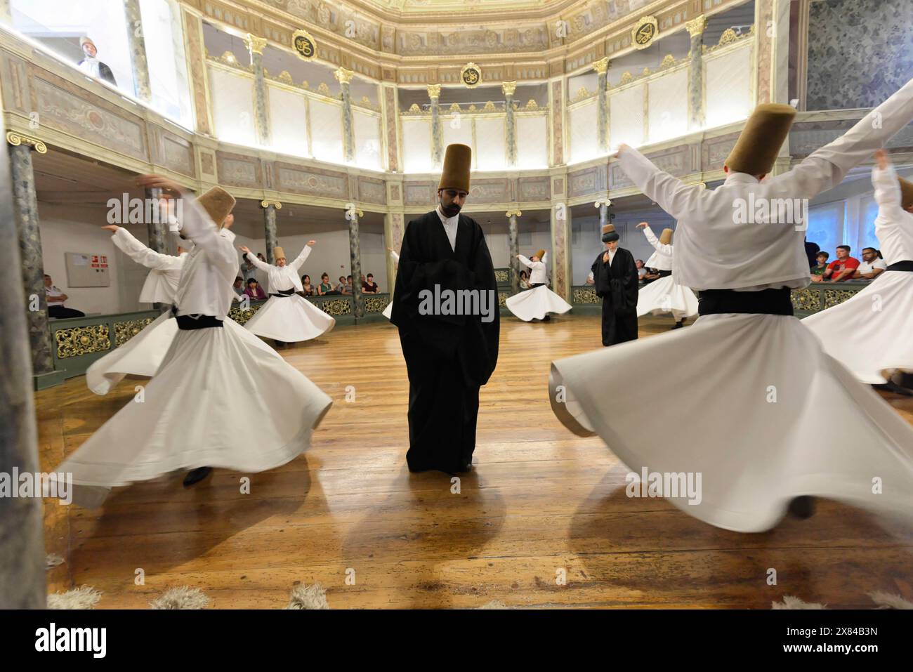 Dancing Derwish, Derwisch Dance Sema, Mevlevihanesi Muezesi im Istiklal Caddesi, Istanbul, europäischer Teil, Türkei, Asien, mehrere Derwische in weiß Stockfoto