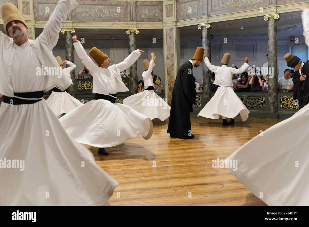 Dancing Derwish, Derwisch Dance Sema, Mevlevihanesi Muezesi im Istiklal Caddesi, Istanbul, europäischer Teil, Türkei, Asien, eine Gruppe von Derwischen in Stockfoto