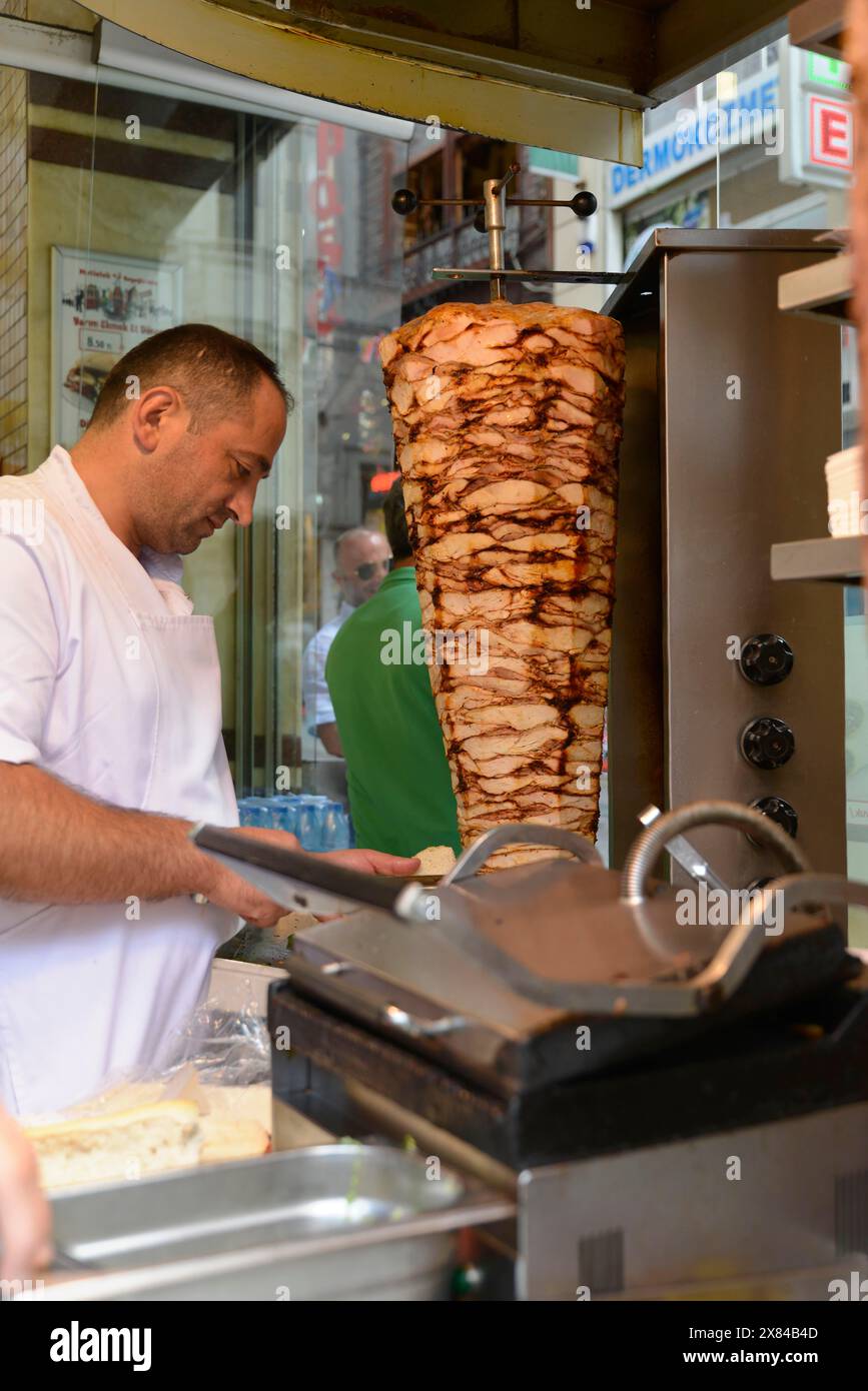 Ein Koch, der Döner-Kebab zubereitet, an einem Street Food Stand, typisch türkische Snackbar, Istanbul, Provinz Istanbul, Türkei Stockfoto