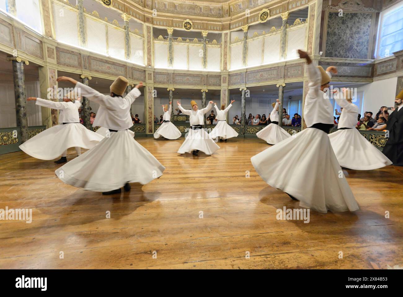 Dancing Derwish, Derwisch Dance Sema, Mevlevihanesi Muezesi im Istiklal Caddesi, Istanbul, europäischer Teil, Türkei, Asien, eine Gruppe von Derwischen tanzt Stockfoto