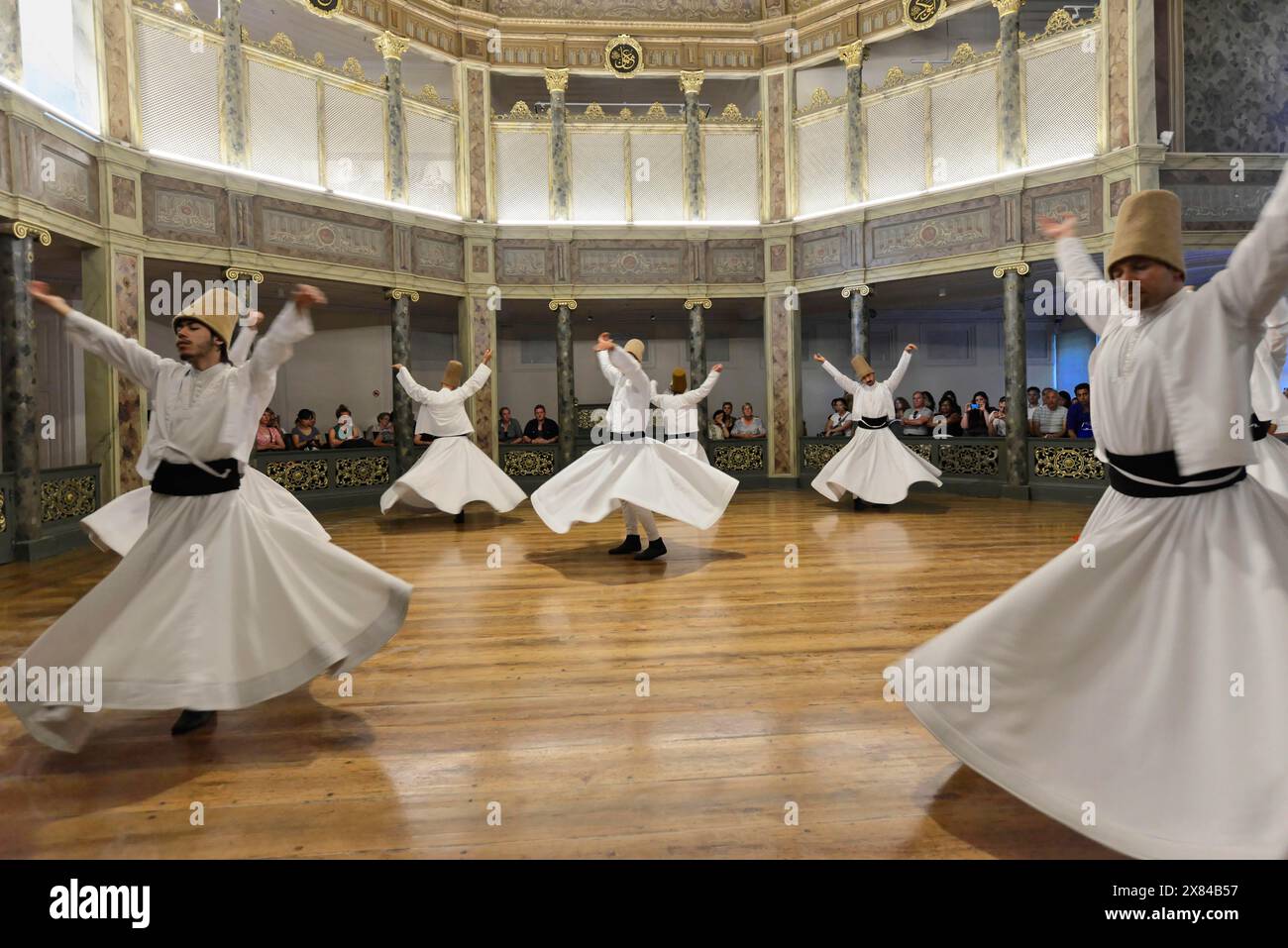 Dancing Derwish, Derwisch Dance Sema, Mevlevihanesi Muezesi im Istiklal Caddesi, Istanbul, europäischer Teil, Türkei, Asien, mehrere Derwische in weiß Stockfoto