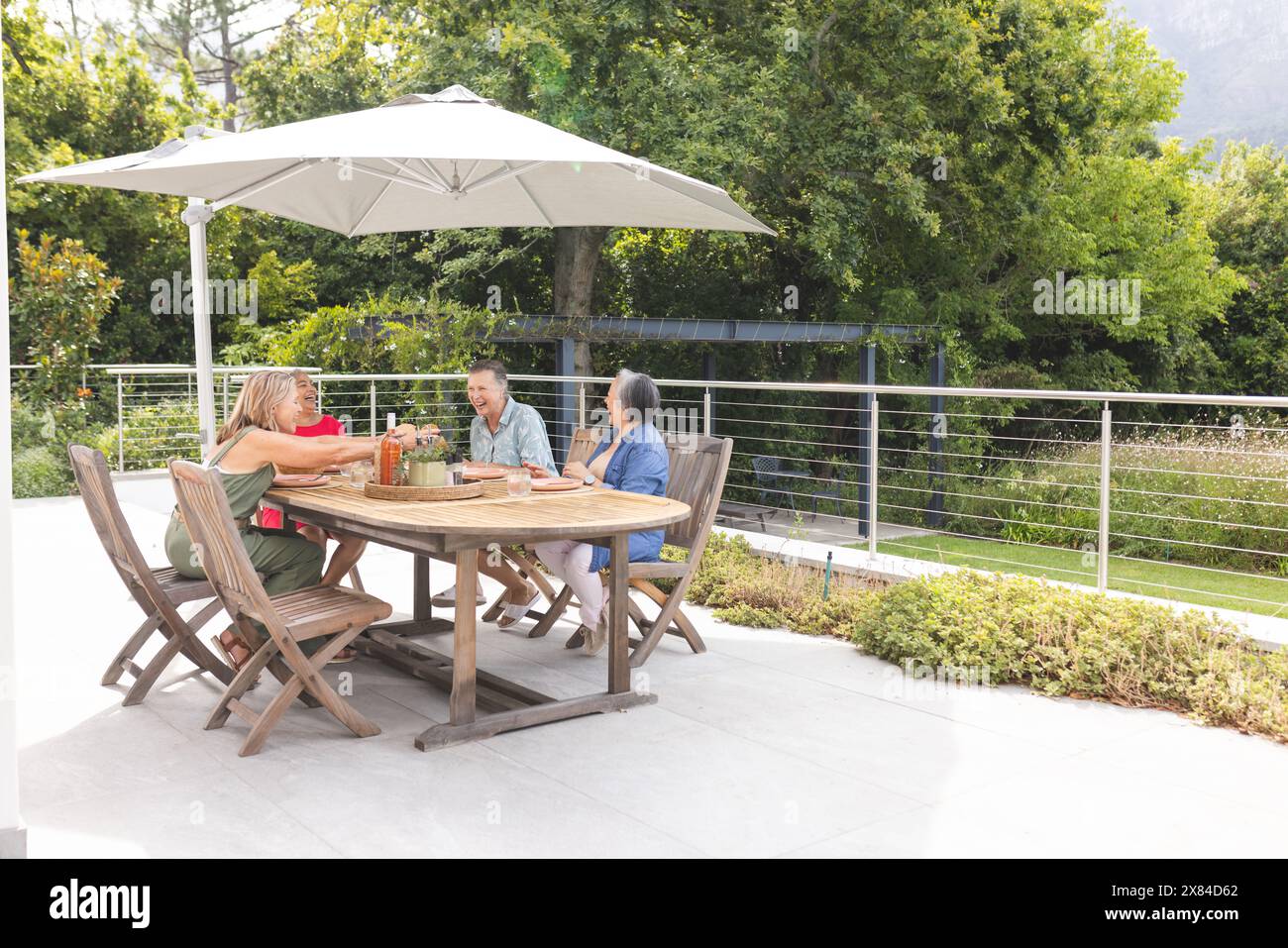 Verschiedene ältere Freundinnen genießen Essen im Freien, plaudern glücklich, kopieren Raum Stockfoto