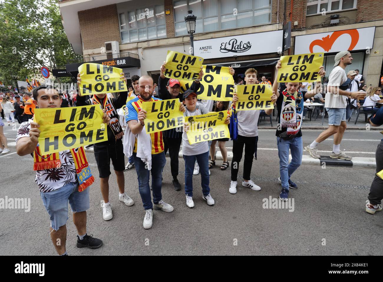 Demonstranten demonstrieren gegen den Besitzer des VCF Peter Lim vor dem Mestalla-Stadion Stockfoto