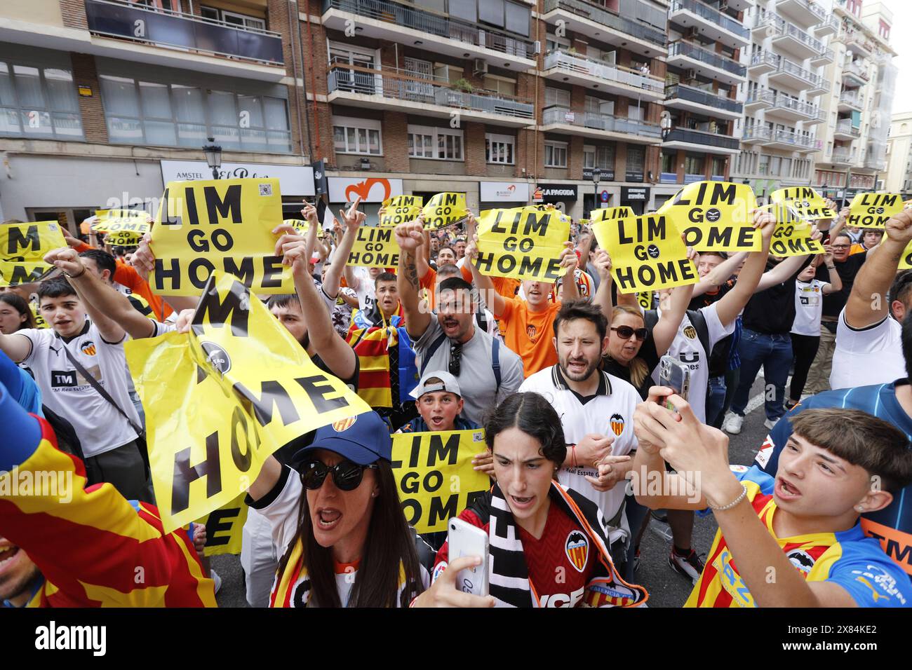 Demonstranten demonstrieren gegen den Besitzer des VCF Peter Lim vor dem Mestalla-Stadion Stockfoto