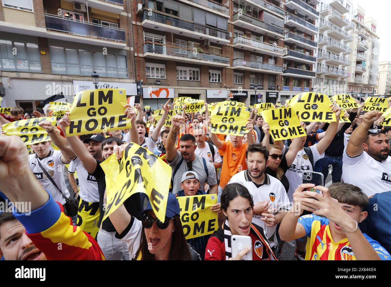 Demonstranten demonstrieren gegen den Besitzer des VCF Peter Lim vor dem Mestalla-Stadion Stockfoto