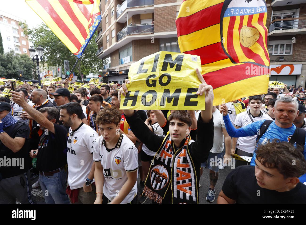 Demonstranten demonstrieren gegen den Besitzer des VCF Peter Lim vor dem Mestalla-Stadion Stockfoto