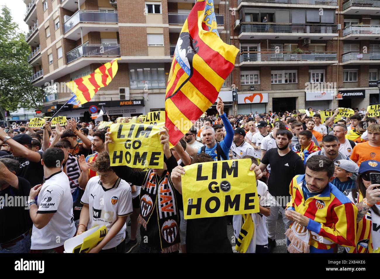 Demonstranten demonstrieren gegen den Besitzer des VCF Peter Lim vor dem Mestalla-Stadion Stockfoto