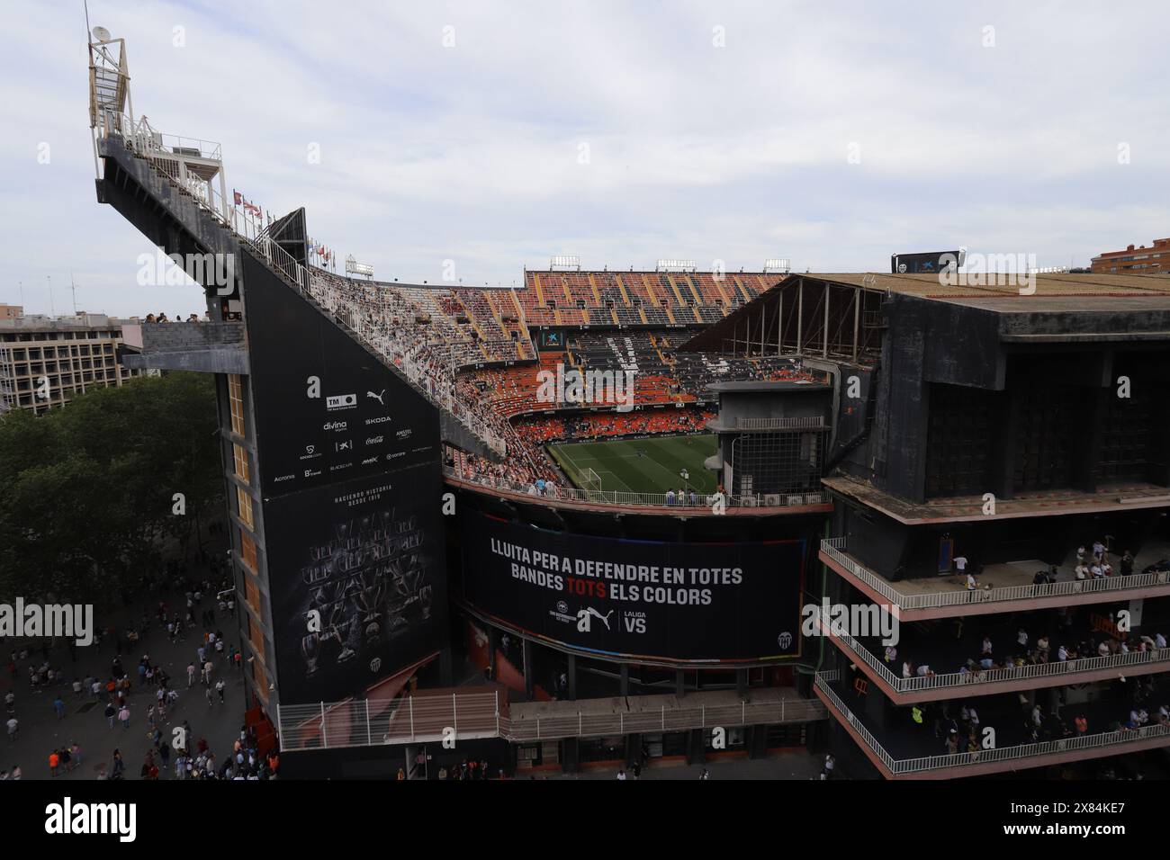 Demonstranten demonstrieren gegen den Besitzer des VCF Peter Lim vor dem Mestalla-Stadion Stockfoto