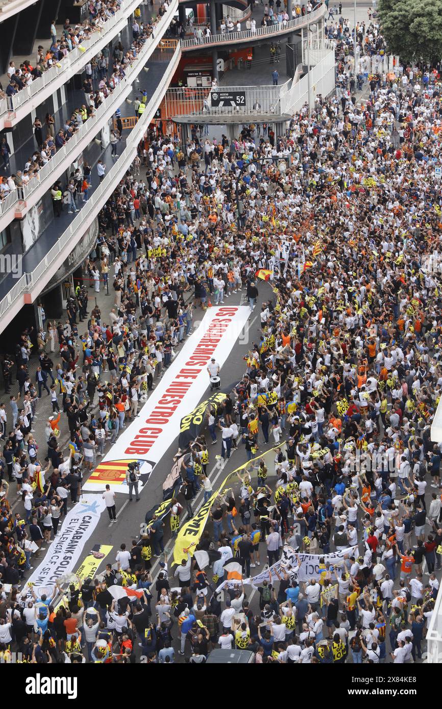 Demonstranten demonstrieren gegen den Besitzer des VCF Peter Lim vor dem Mestalla-Stadion Stockfoto