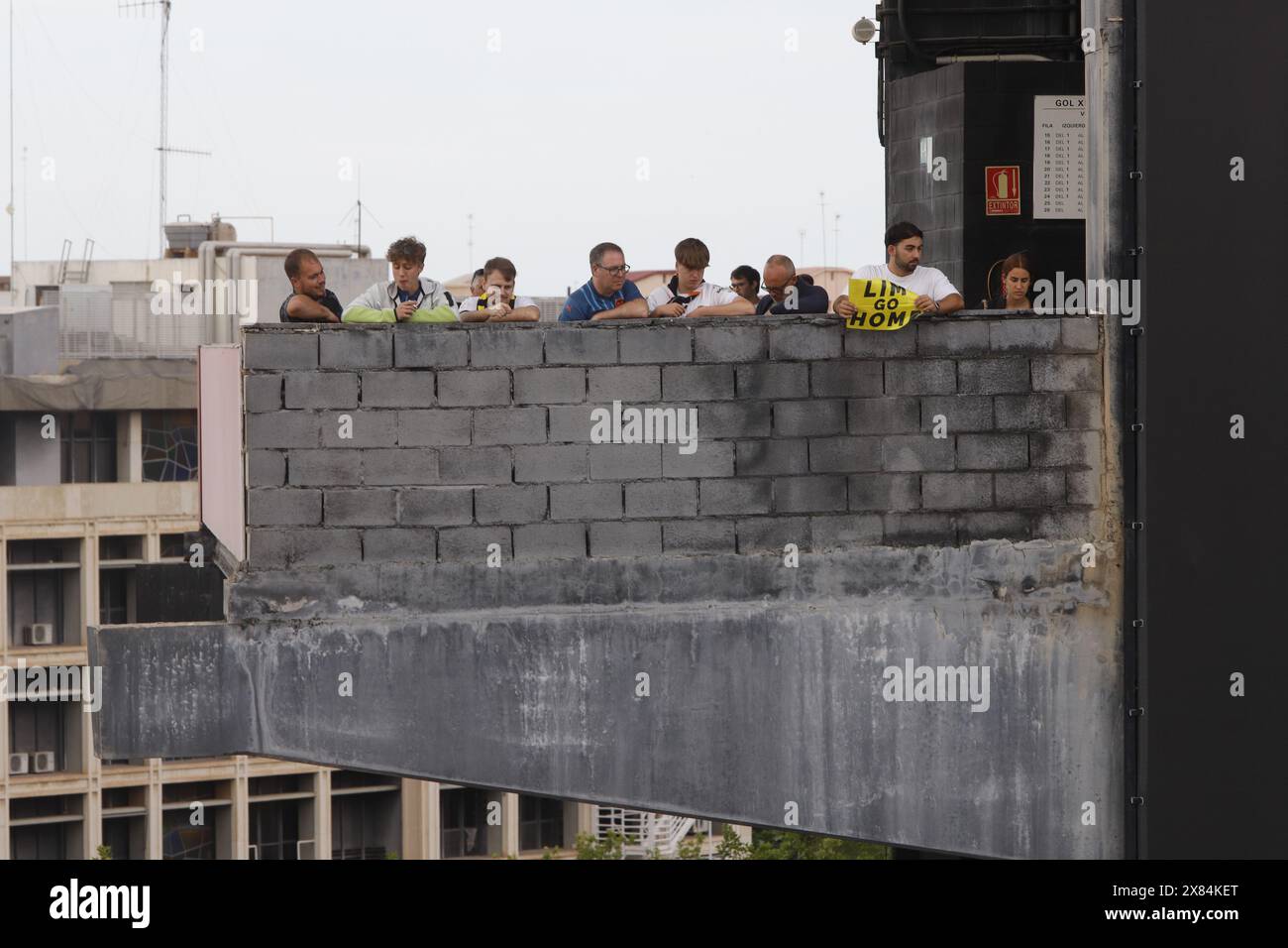 Demonstranten demonstrieren gegen den Besitzer des VCF Peter Lim vor dem Mestalla-Stadion Stockfoto