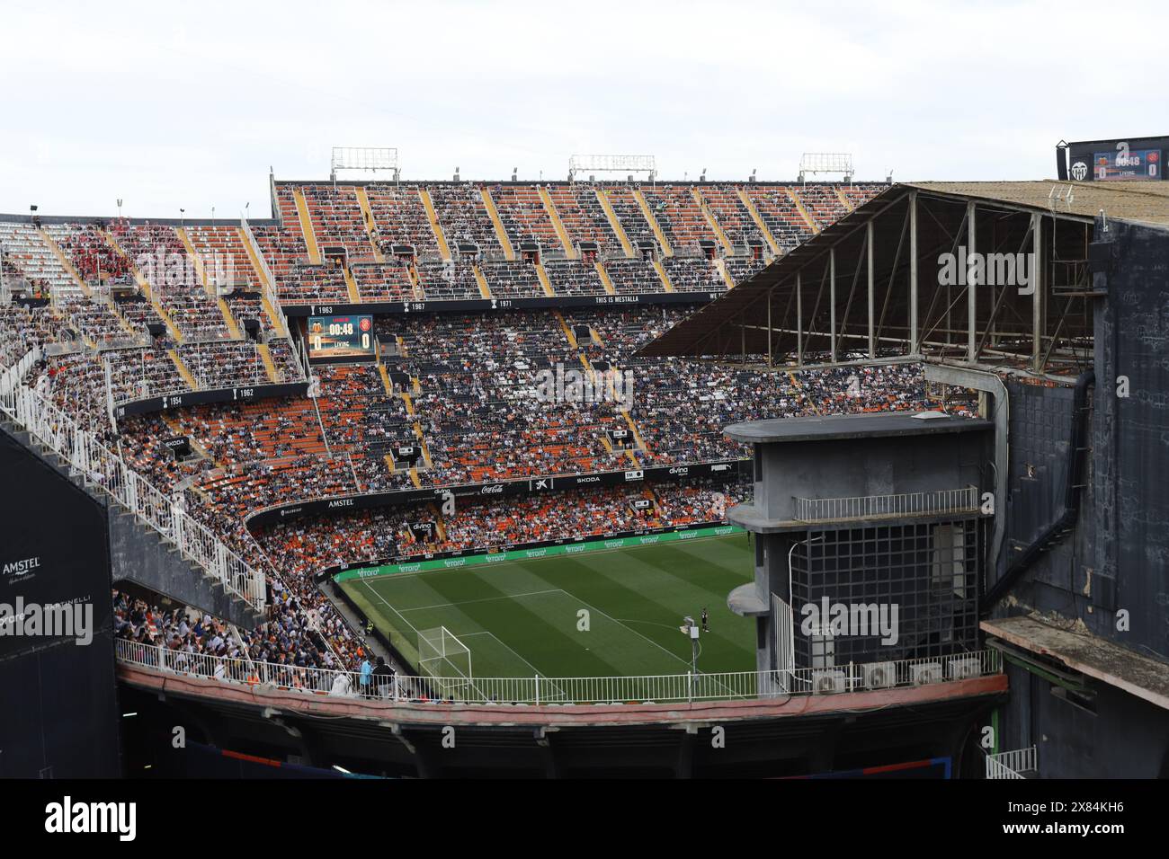 Demonstranten demonstrieren gegen den Besitzer des VCF Peter Lim vor dem Mestalla-Stadion Stockfoto