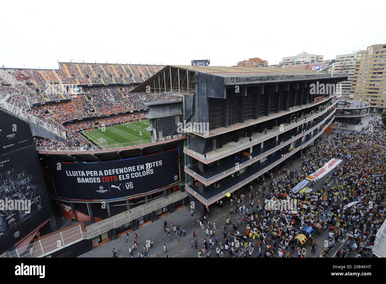 Demonstranten demonstrieren gegen den Besitzer des VCF Peter Lim vor dem Mestalla-Stadion Stockfoto
