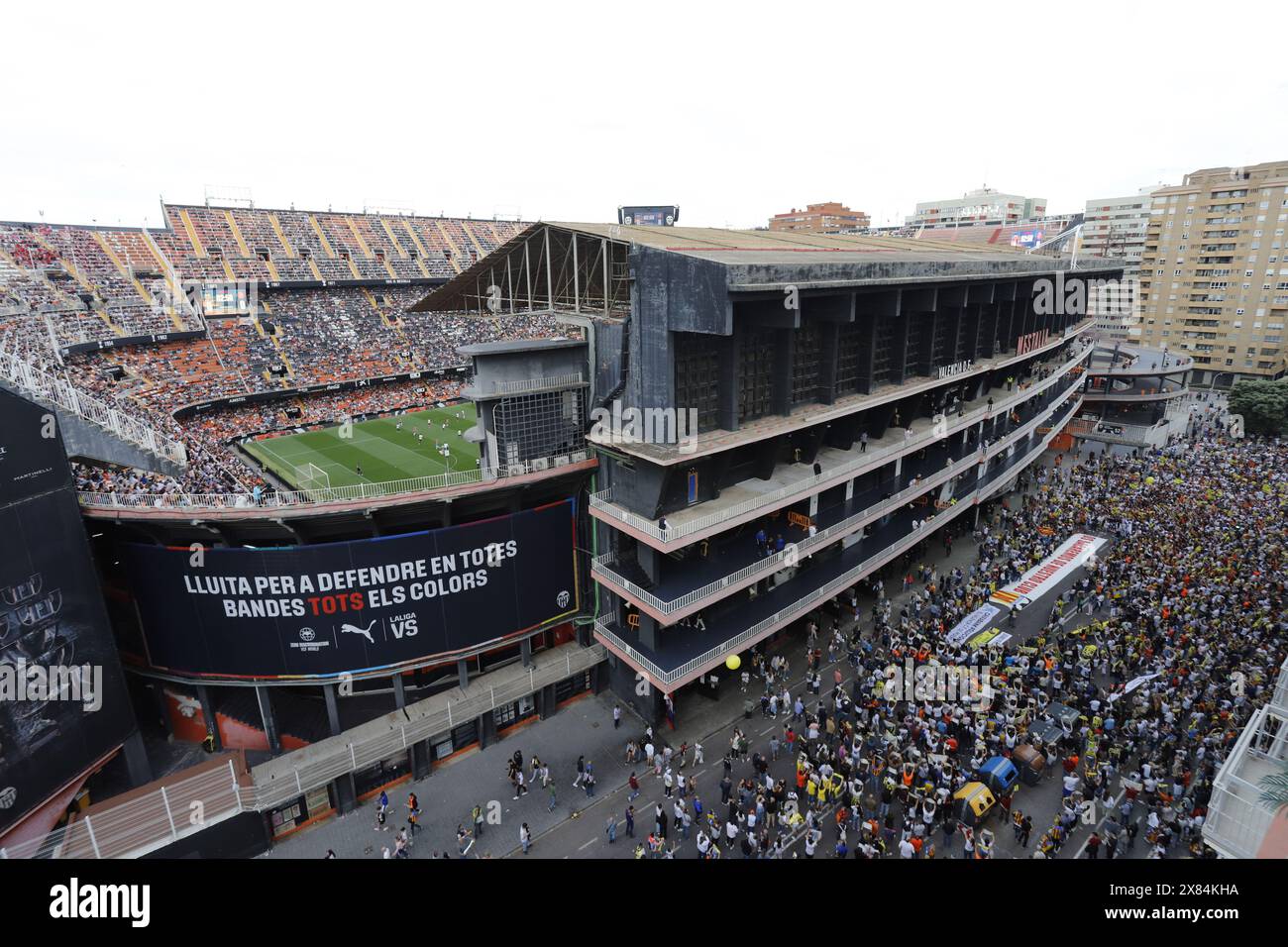 Demonstranten demonstrieren gegen den Besitzer des VCF Peter Lim vor dem Mestalla-Stadion Stockfoto