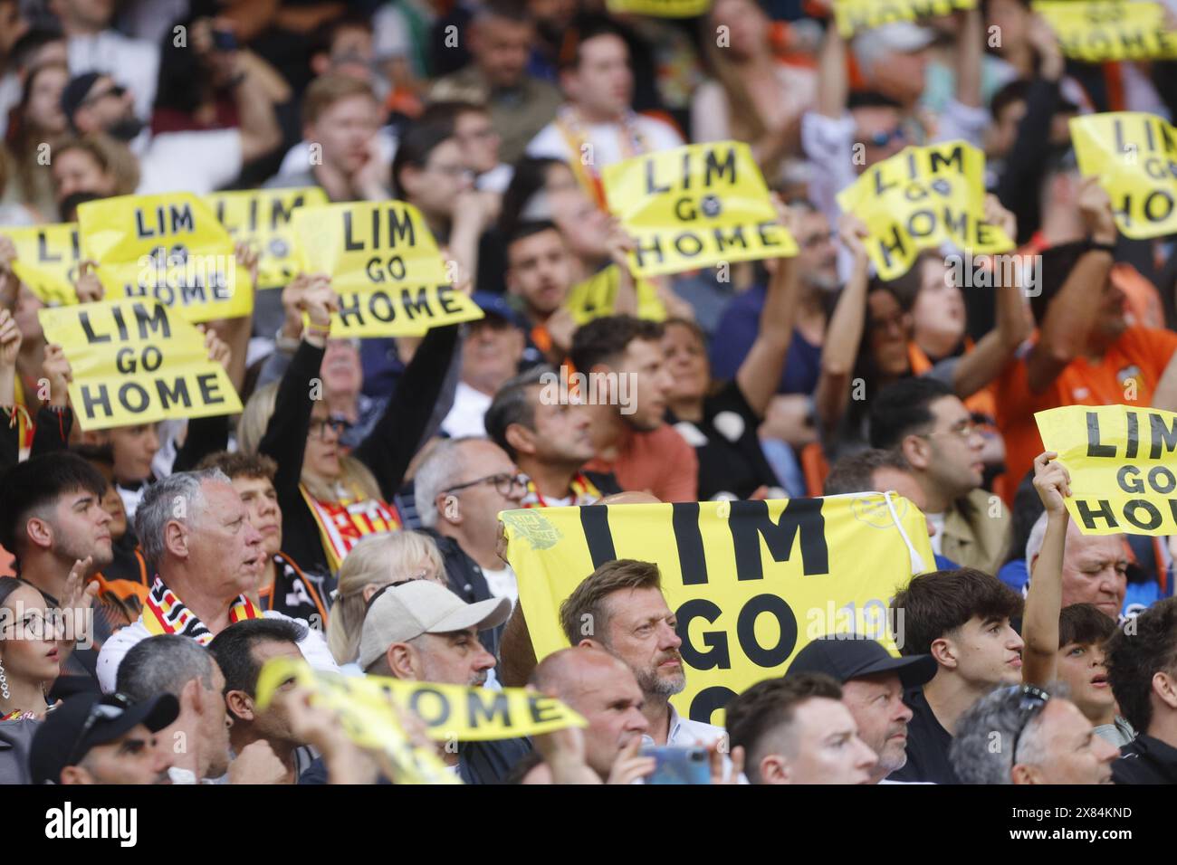 Demonstranten demonstrieren gegen den Besitzer des VCF Peter Lim vor dem Mestalla-Stadion Stockfoto