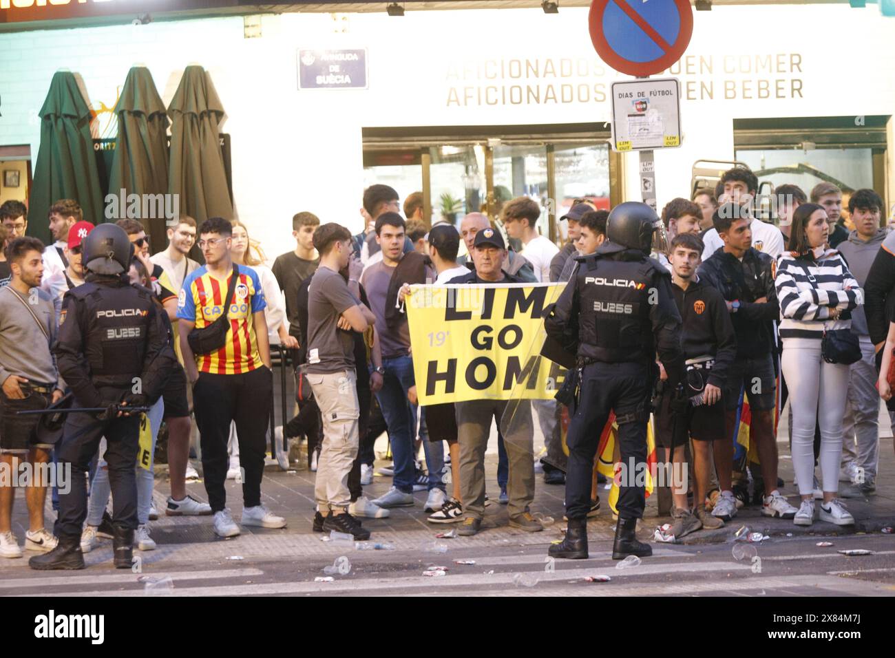 Demonstranten demonstrieren gegen den Besitzer des VCF Peter Lim vor dem Mestalla-Stadion Stockfoto