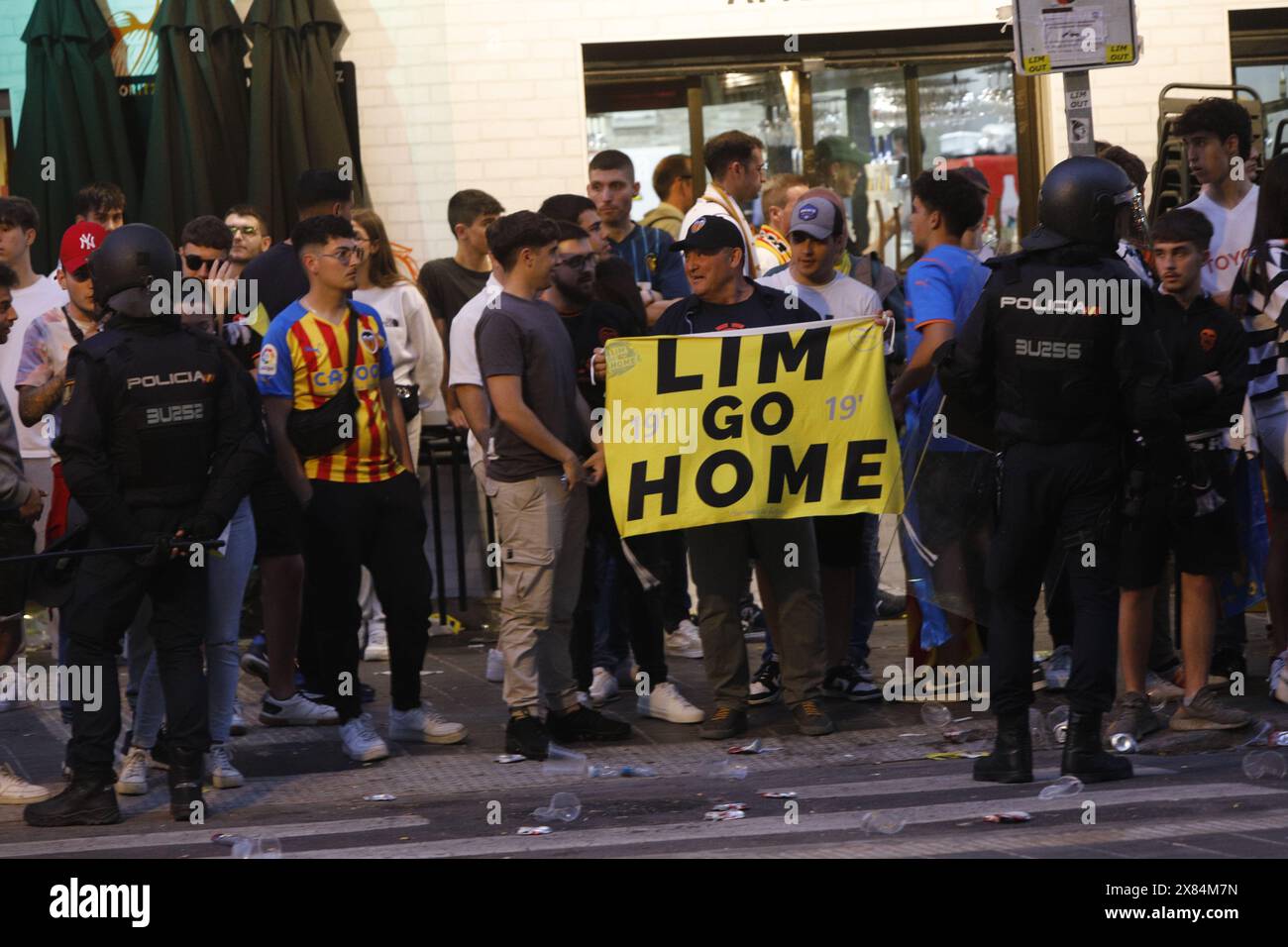 Demonstranten demonstrieren gegen den Besitzer des VCF Peter Lim vor dem Mestalla-Stadion Stockfoto