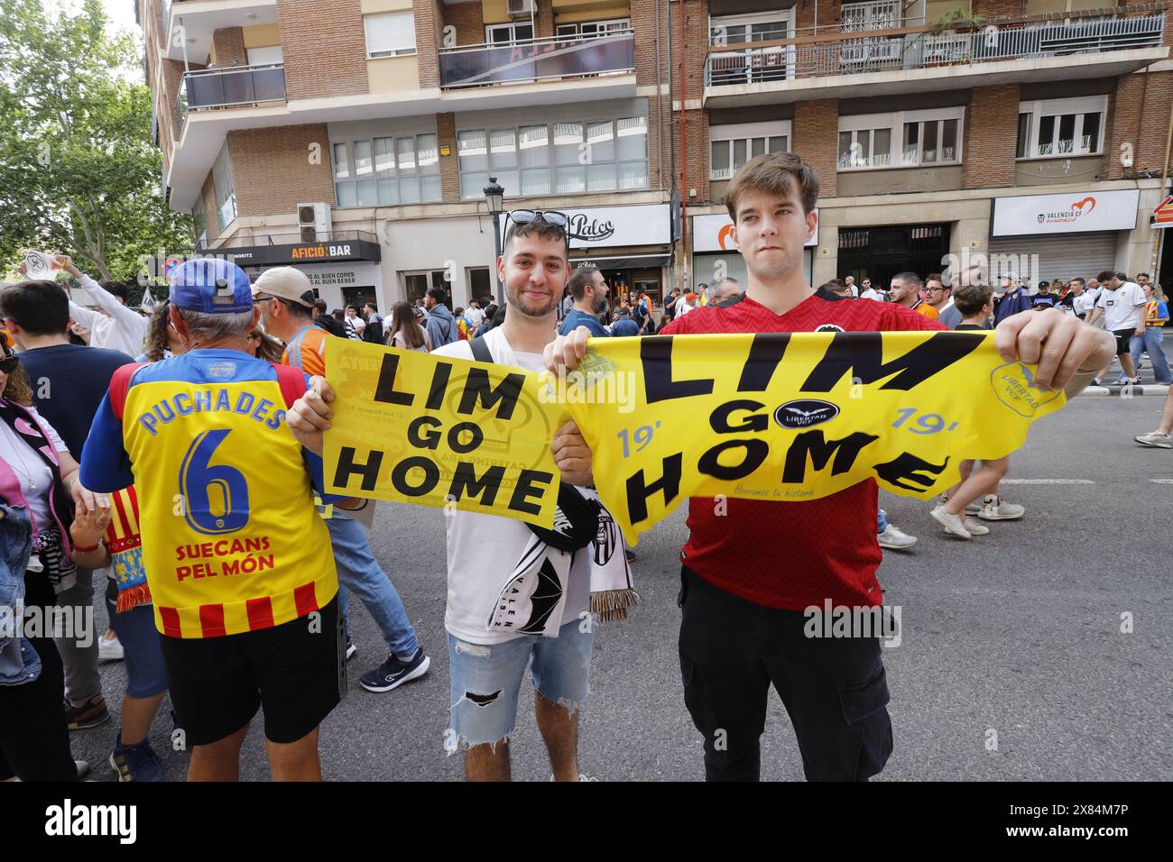 Demonstranten demonstrieren gegen den Besitzer des VCF Peter Lim vor dem Mestalla-Stadion Stockfoto