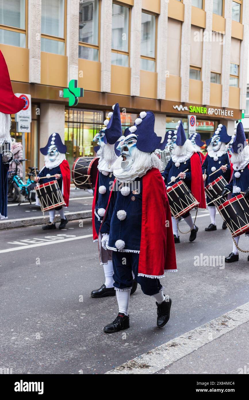 Basel, Schweiz - 28. Februar 2023: Karnevalsparade von Basel. Der Karneval von Basel ist der größte Karneval der Schweiz und ein UNESCO-Immaterielles Stockfoto