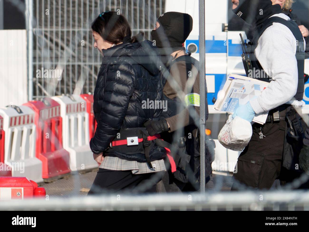 23. Mai 2024, Hessen, Frankfurt/Main: Birgit Malsack-Winkemann (l), Beklagte, wird von Sonderpolizisten zur Fortsetzung des Verfahrens gegen die vermeintliche Gruppe Reichsbürger um Fürst Reuß in das Gerichtsgebäude der Niederlassung des Oberlandesgerichts Sossenheim gebracht. Die Bundesanwaltschaft wirft den neun Angeklagten unter anderem die Mitgliedschaft in einer terroristischen Organisation vor. Foto: Andreas Arnold/dpa Stockfoto