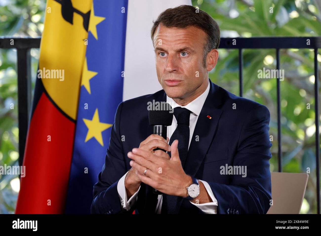 Der französische Präsident Emmanuel Macron spricht während eines Treffens mit den gewählten Vertretern Neukaledoniens am 23. Mai 2024 in der Residenz des französischen Hochkommissars Louis Le Franc in Noumea, dem französischen pazifischen Territorium Neukaledoniens. Macron flog zu einem politisch riskanten Besuch in Frankreichs pazifischem Gebiet Neukaledonien, um eine Krise nach neun Tagen Unruhen zu entschärfen, bei denen sechs Menschen ums Leben kamen und Hunderte verletzt wurden. Macrons plötzliche Entscheidung, in die südwestpazifische Inselgruppe zu fliegen, die etwa 17.000 Kilometer (10.500 Meilen) vom französischen Festland entfernt liegt, ist ein Zeichen der Schwerkraft, mit der die Regierung kämpft Stockfoto