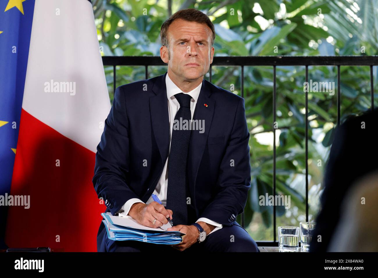 Der französische Präsident Emmanuel Macron macht Notizen während eines Treffens mit den gewählten Vertretern Neukaledoniens am 23. Mai 2024 in der Residenz des französischen Hochkommissars Louis Le Franc in Noumea, dem französischen pazifischen Gebiet Neukaledoniens. Macron flog zu einem politisch riskanten Besuch in Frankreichs pazifischem Gebiet Neukaledonien, um eine Krise nach neun Tagen Unruhen zu entschärfen, bei denen sechs Menschen ums Leben kamen und Hunderte verletzt wurden. Macrons plötzliche Entscheidung, in den südwestpazifischen Archipel zu fliegen, der etwa 17.000 Kilometer (10.500 Meilen) vom französischen Festland entfernt liegt, ist ein Zeichen der Schwerkraft, mit der die Gouverneure konfrontiert sind Stockfoto