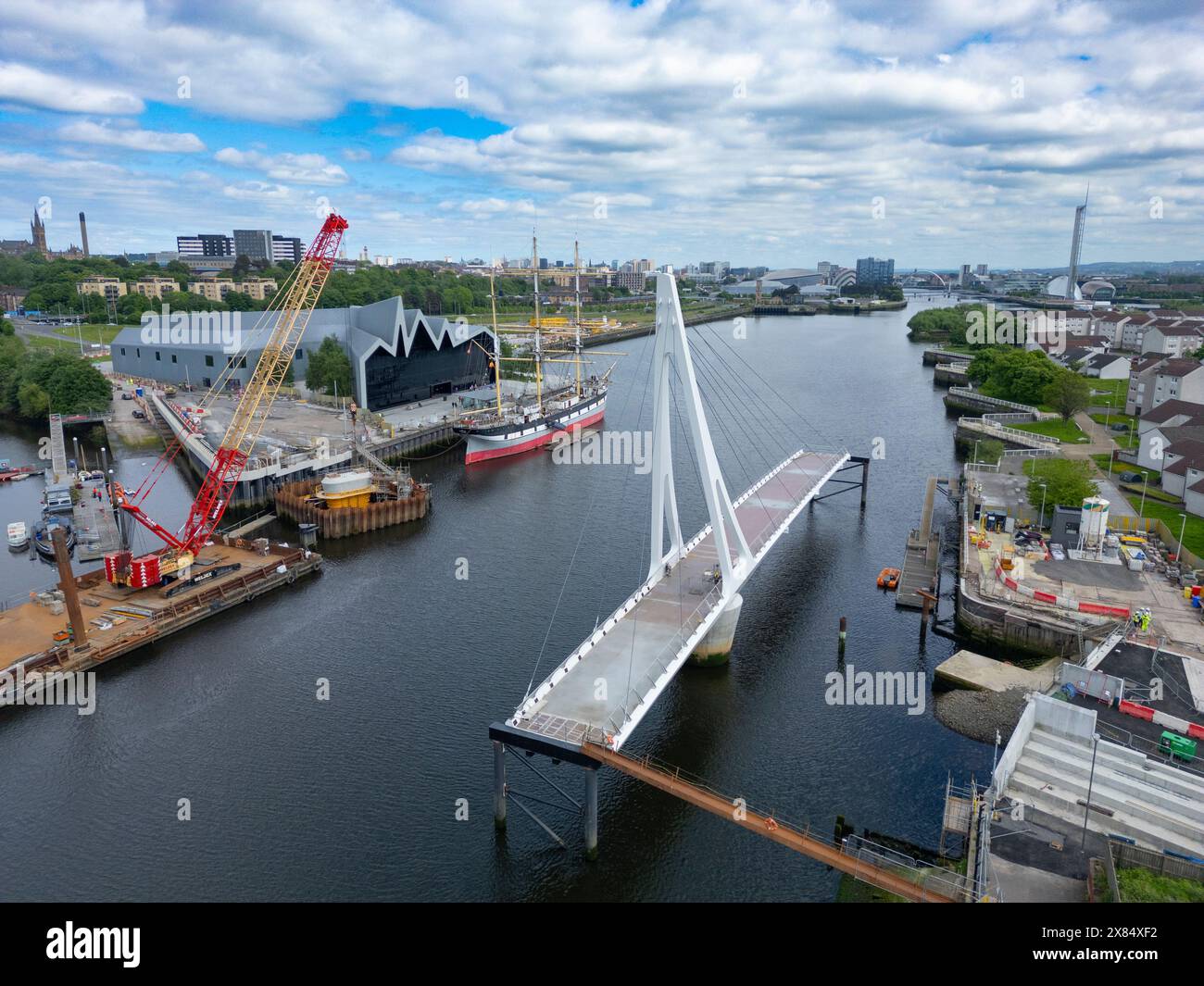 Aus der Vogelperspektive der neuen Govan-Partick Bridge, die im Bau ist, über den Fluss Clyde im Riverside Museum. Die neue Schwingbrücke wird sich verbinden Stockfoto