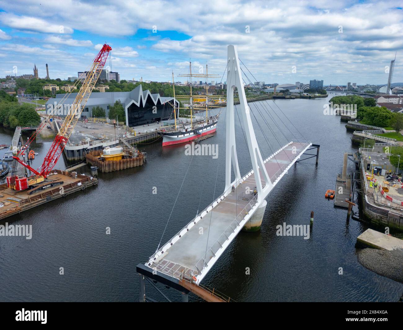 Aus der Vogelperspektive der neuen Govan-Partick Bridge, die im Bau ist, über den Fluss Clyde im Riverside Museum. Die neue Schwingbrücke wird sich verbinden Stockfoto