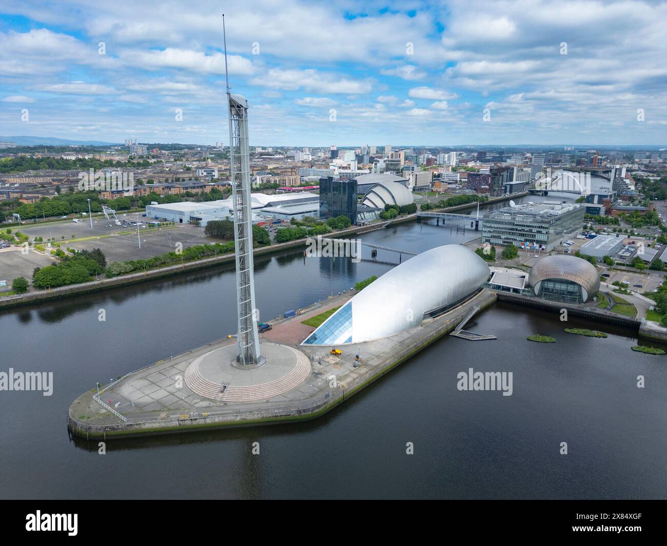 Luftaufnahme von der Drohne auf die Skyline von Glasgow und den Fluss Clyde am Pacific Quay und dem Scottish Event Campus, Glasgow, Schottland, Großbritannien Stockfoto
