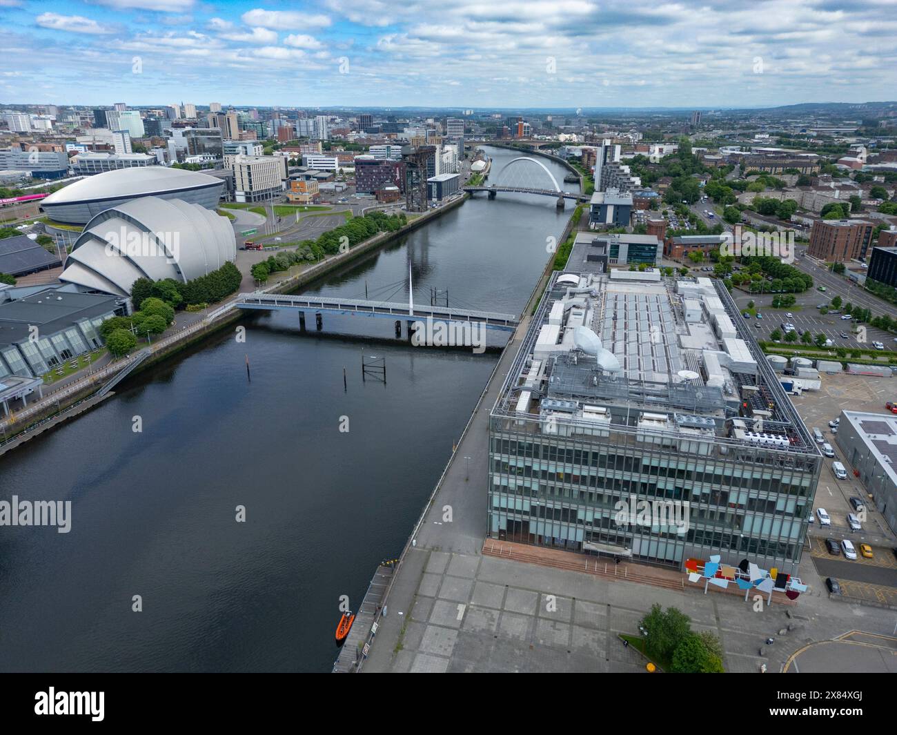 Luftaufnahme von der Drohne auf die Skyline von Glasgow und den Fluss Clyde am Pacific Quay und dem Scottish Event Campus, Glasgow, Schottland, Großbritannien Stockfoto