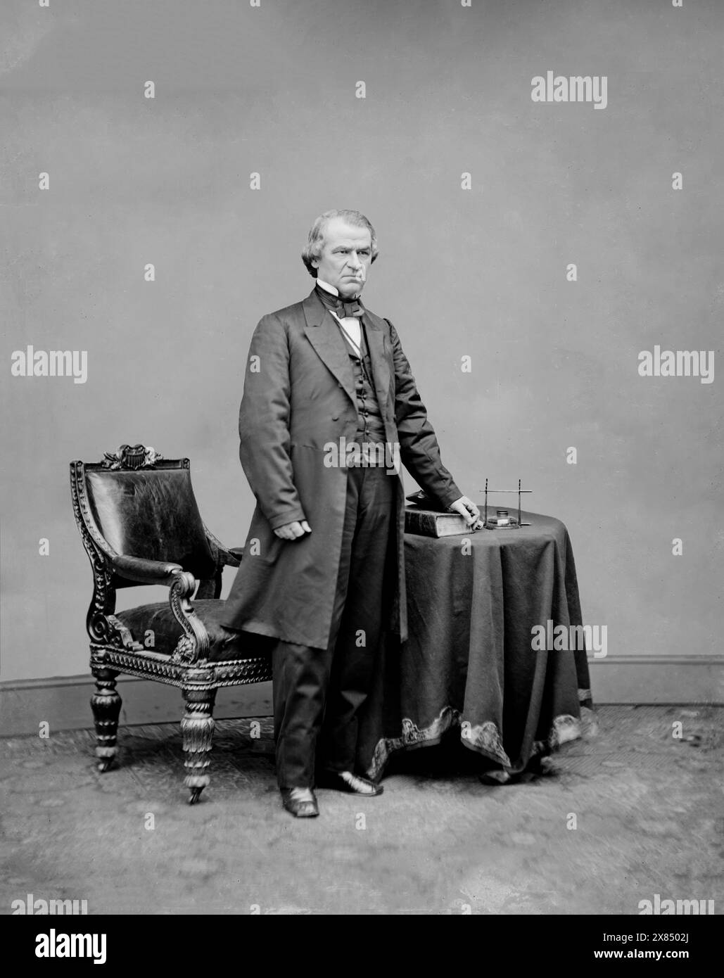 Andrew Johnson, Porträt in voller Länge, stehend, nach rechts gerichtet, mit Tisch und Stuhl. Zwischen 1865 und 1880. Von Mathew Brady. Stockfoto
