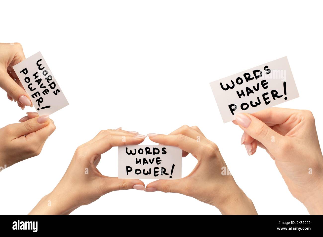 Wörter haben einen Text auf einer Karte in einer weiblichen Hand, der auf einem weißen Hintergrund isoliert ist. Stockfoto