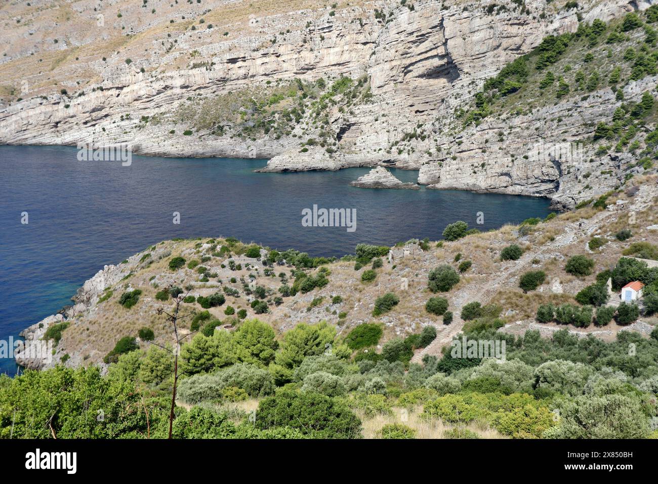 Ieranto - Baia Grande dal sentiero Stockfoto