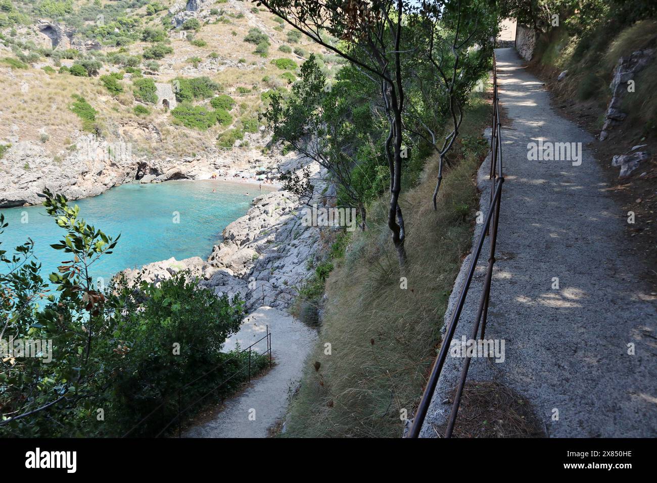 Ieranto - Sentiero di accesso alla scogliera della Baia Piccola Stockfoto