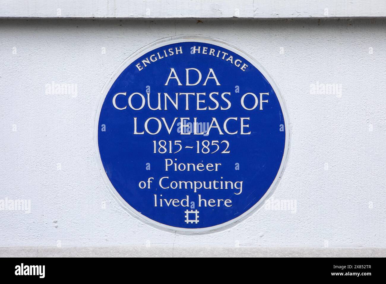 London, UK - 19. Februar 2024: Eine blaue Tafel auf dem St. James's Square in London, Großbritannien, markiert den Ort, an dem Pioneer of Computing, Ada Countess of L Stockfoto