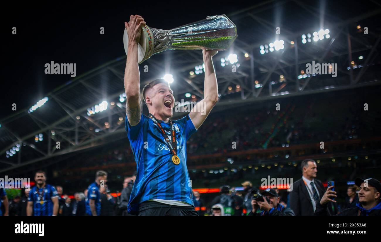 Dublin, Irland. Mai 2024. Emil Holm (Bergamo) mit Trophäe Atalanta Bergamo - Bayer 04 Leverkusen 22.05.2024 Copyright (nur für journalistisc Stockfoto