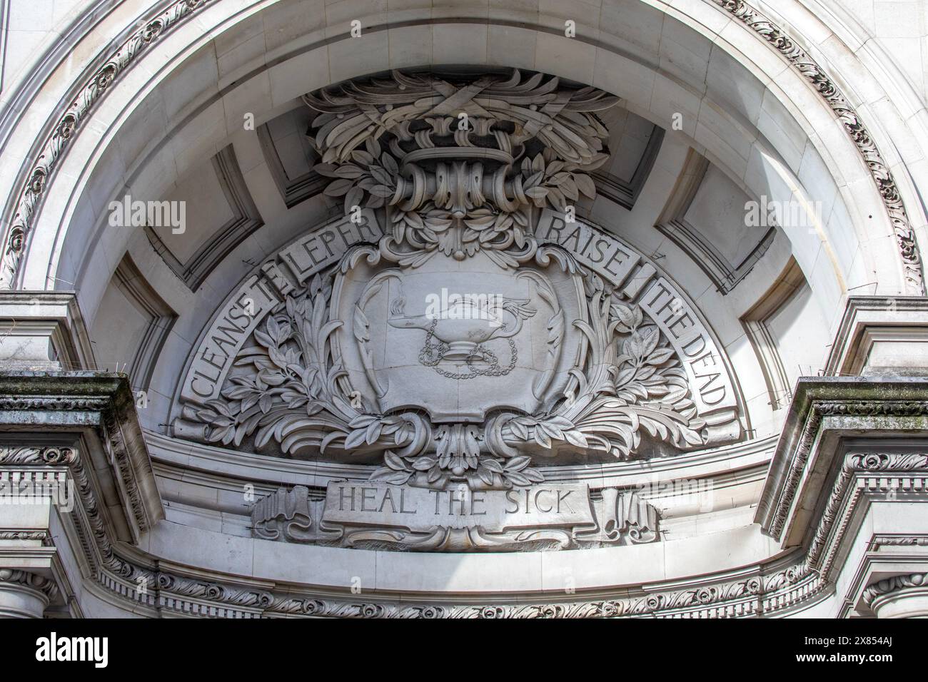 Detail des kunstvollen Äußeren des Third Church of Christ Scientist Gebäudes, das sich an der Curzon Street im Stadtteil Mayfair in London, Großbritannien, befindet. Stockfoto