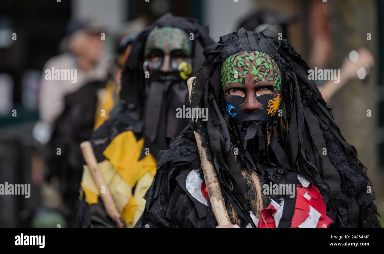 Rochester Sweeps Festival 2024. Maskierte Darsteller in farbenfrohen Kostümen mit Stöcken bei kulturellen Veranstaltungen, die Tradition, Bewegung und Zeremonie einfangen. Stockfoto