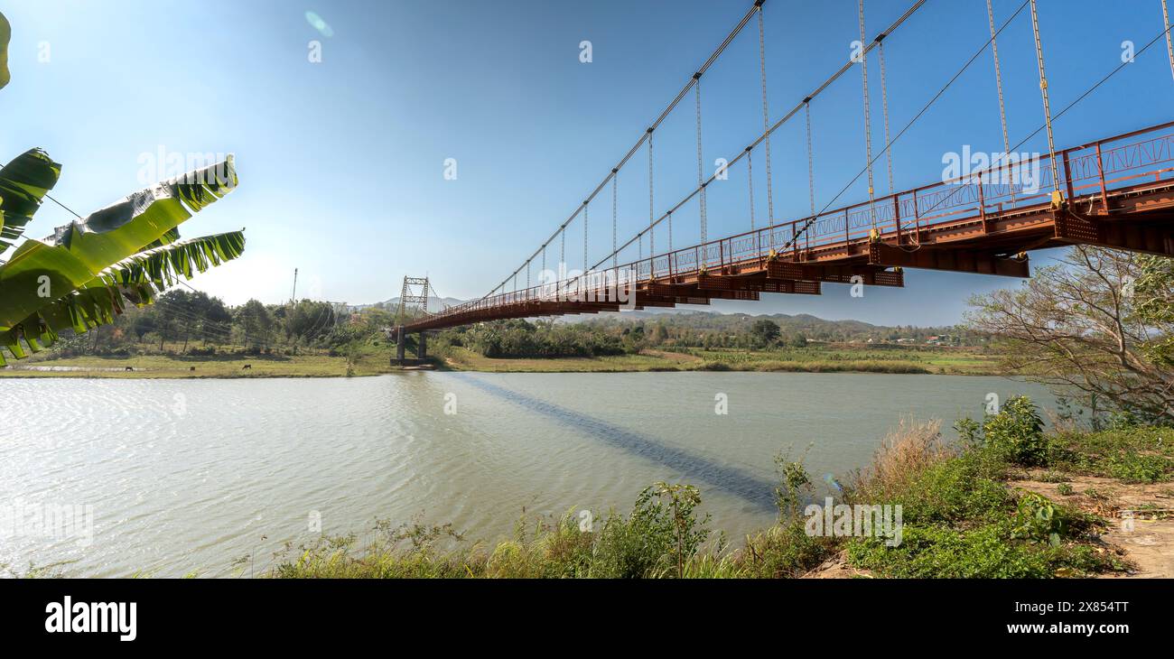 Konklor Hängebrücke, Bac Can Road, Provinz Kon Tum, Vietnam - 16. Februar 2024: Bild der Konklor Hängebrücke über den Fluss Dak Bla in Kontu Stockfoto