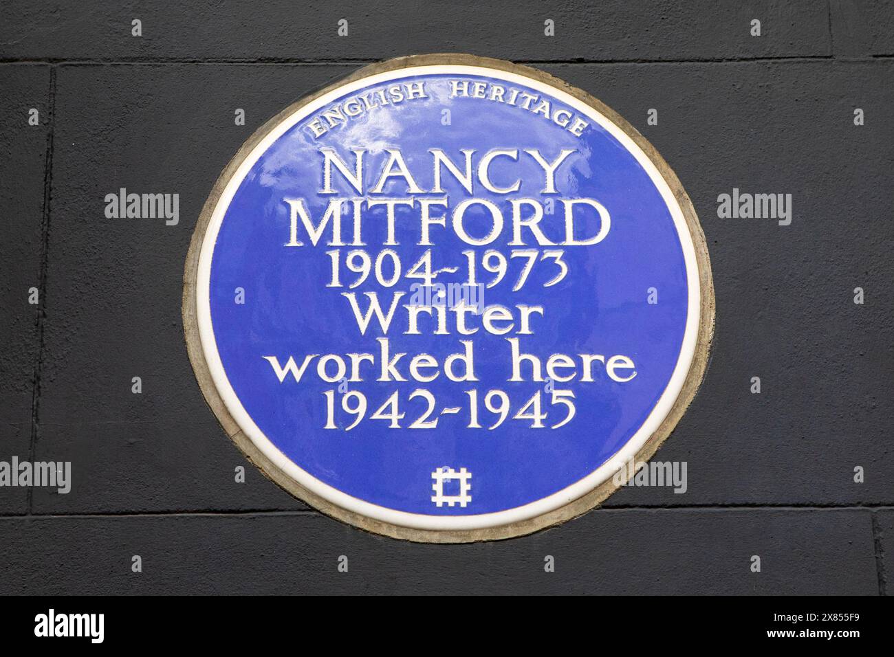 London, UK - 26. Februar 2024: Eine blaue Tafel an der Curzon Street in London, die den Ort markiert, an dem die berühmte Schriftstellerin Nancy Mitford arbeitete. Stockfoto