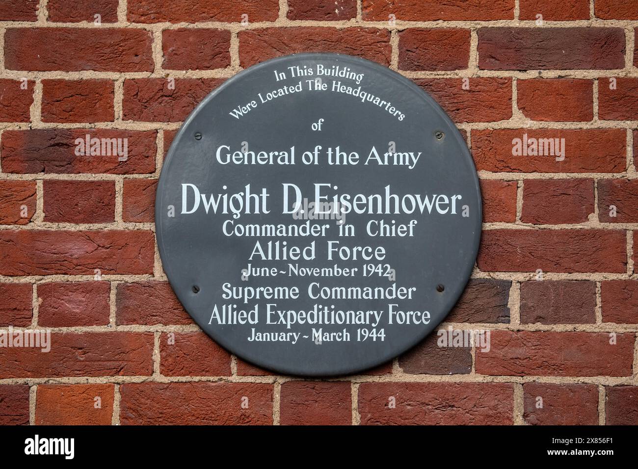 London, UK - 26. Februar 2024: Eine Gedenktafel auf dem Grosvenor Square in London, Großbritannien, die den Sitz des US-Generals Dwight D. Eisenhower während des zweiten Jahres markiert Stockfoto