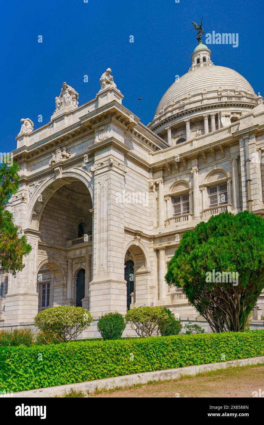 Das Victoria Memorial, ein historisches Wahrzeichen von Kalkutta, wird an einem sonnigen Tag mit klarem blauen Himmel gesehen. Eines der berühmtesten Denkmäler des indischen Cit Stockfoto