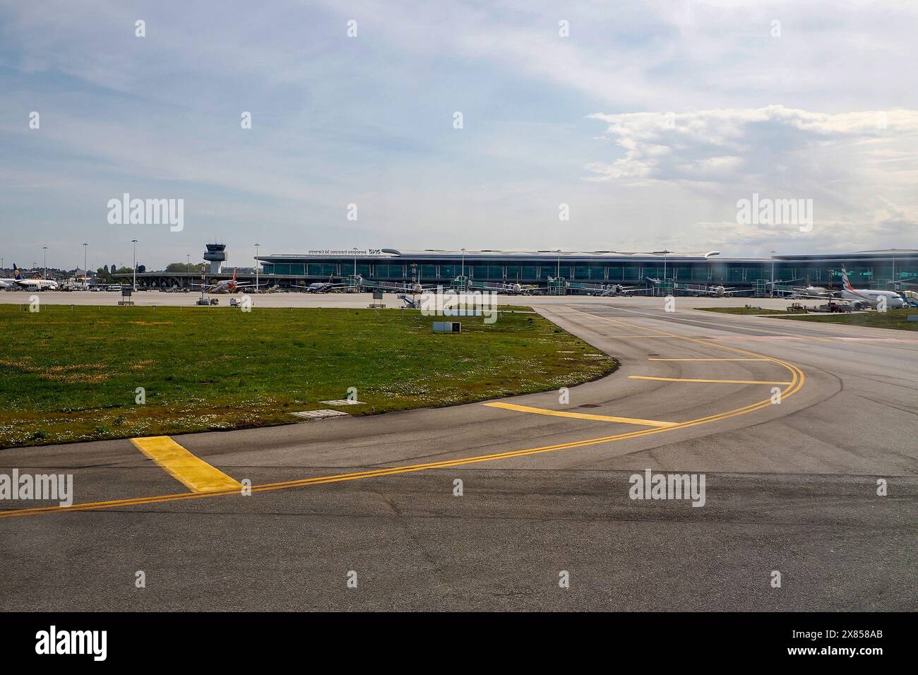 PORTO, PORTUGAL - 21. April 2024 Flughafen Porto, d. h. Flughafen Francisco Sa Carneiro der Flughafen wurde vor dem Start vom Flugzeugfenster aus abgeholt Stockfoto