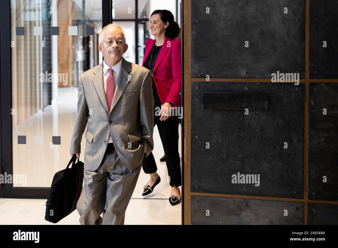 23. Mai 2024, Niedersachsen, Hannover: Jörg Mielke (l, SPD), Staatssekretär und Leiter des Staatskanzleramtes, wird eingeladen, im 25. Parlamentarischen Untersuchungsausschuss zur "Praxis der nichttariflichen Vergütung in der Landeskanzlei und den Ministerien Niedersachsens" im landtag Niedersachsens auszusagen. Im Streit um die Gehaltserhöhung eines engen Mitarbeiters des niedersächsischen Ministerpräsidenten weil (SPD) wird der Untersuchungsausschuss am Donnerstag (ab 10,15 Uhr) weitere Zeugen befragen. Der Ausschuss prüft die Frage, ob die Erhöhung erfolgt Stockfoto
